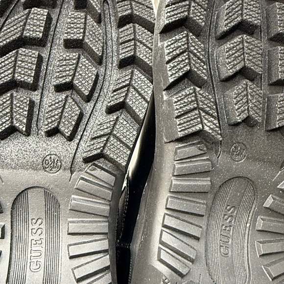 GUESS Women's Yesses Triple Triangle Lug Sole Gore Chelsea Boots- Size 9.5 - Picture 8 of 8